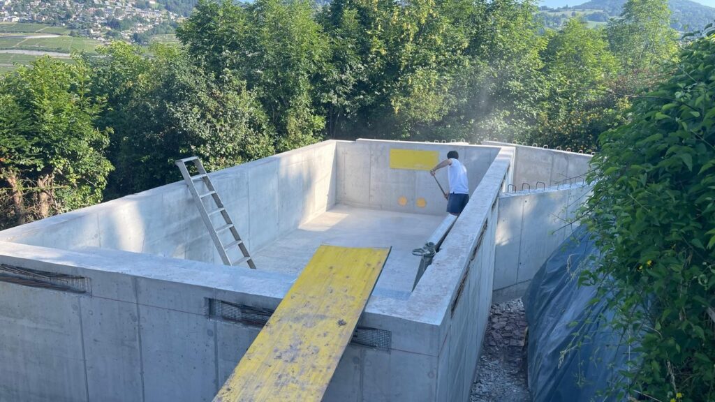 Béton coulé piscine - Technique construction Astro Piscines