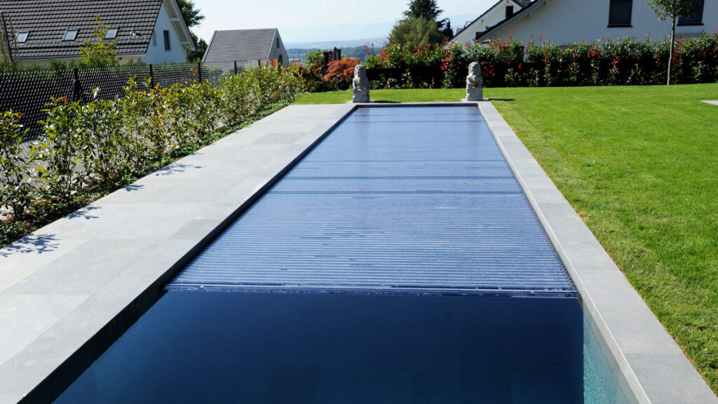 Couverture automatique piscine volet immergé - Sécurité et économie Vaud