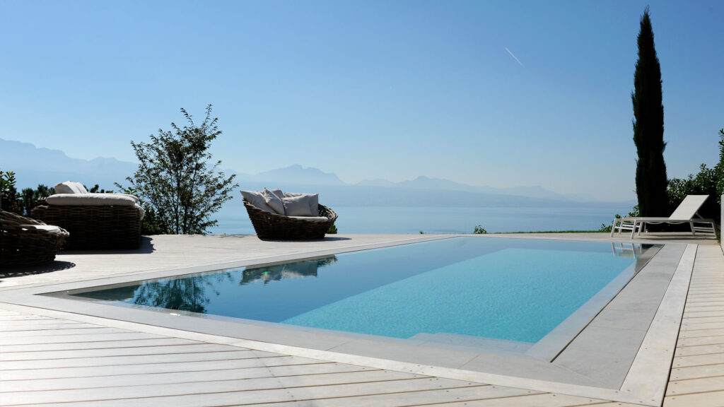 Piscine à débordement avec vue panoramique sur le Lac Léman - Construction Vaud