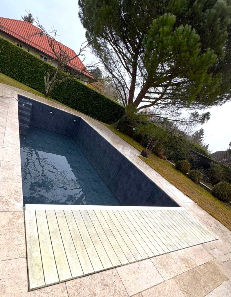 Pose revêtement PVC armé piscine - Finitions professionnelles Genève