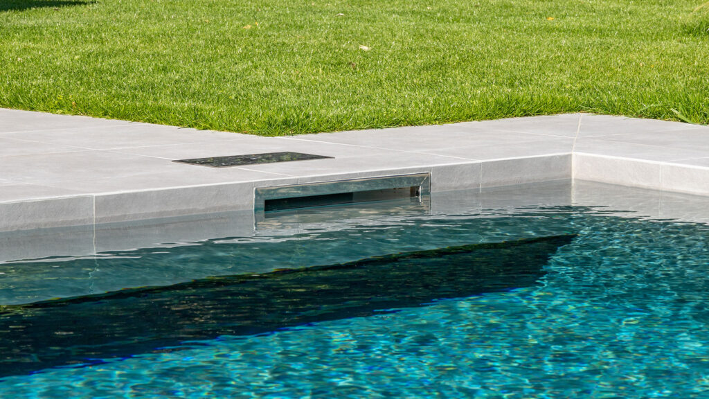 Skimmer de piscine intégré dans paroi béton - Système de filtration Genève