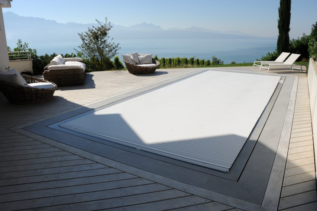 Couverture de piscine automatique en PVC blanc