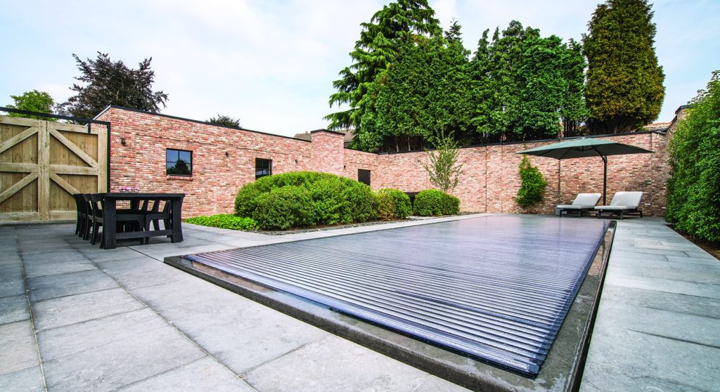 Couverture automatique de piscine solaire