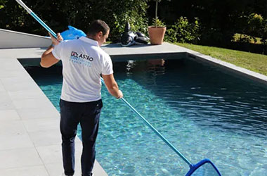 Entretien de l'eau d'une piscine avec une épuisette