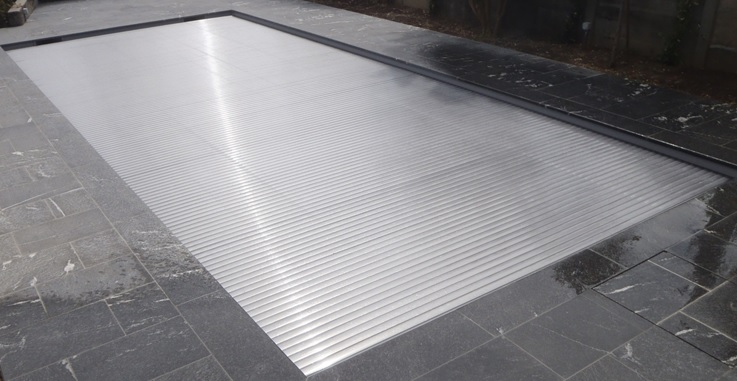 Aluminium-look polycarbonate pool cover
