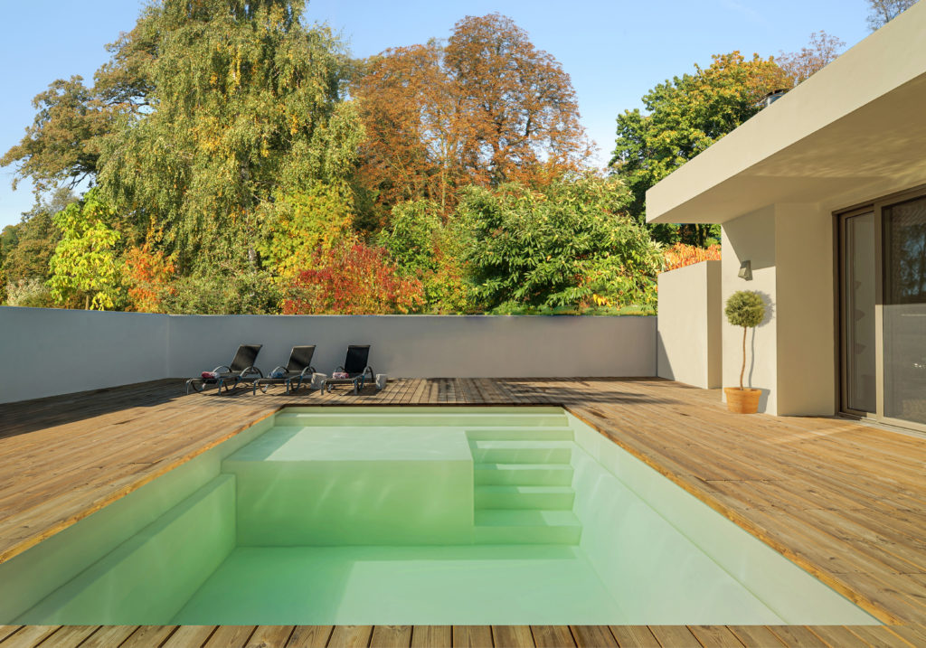 Piscine coque Bay avec plage de face