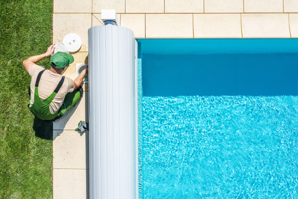 Entretien piscine - nettoyage skimmers