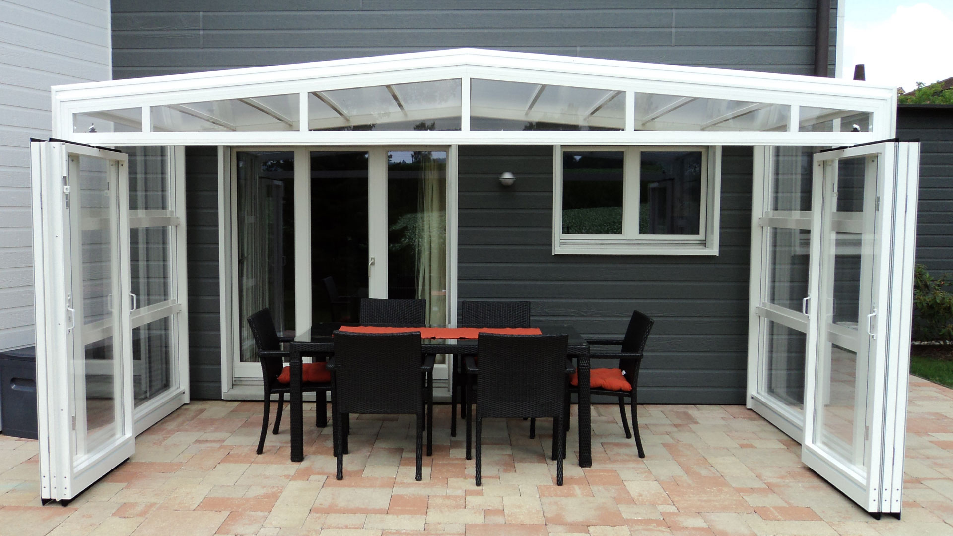 Abri adossé Europa créant nouvelle pièce à vivre lumineuse