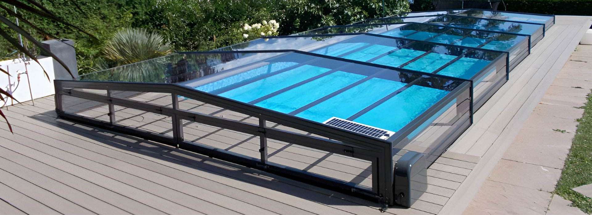 Abri bas Modern Europa adapté à piscine avec vue lac Léman
