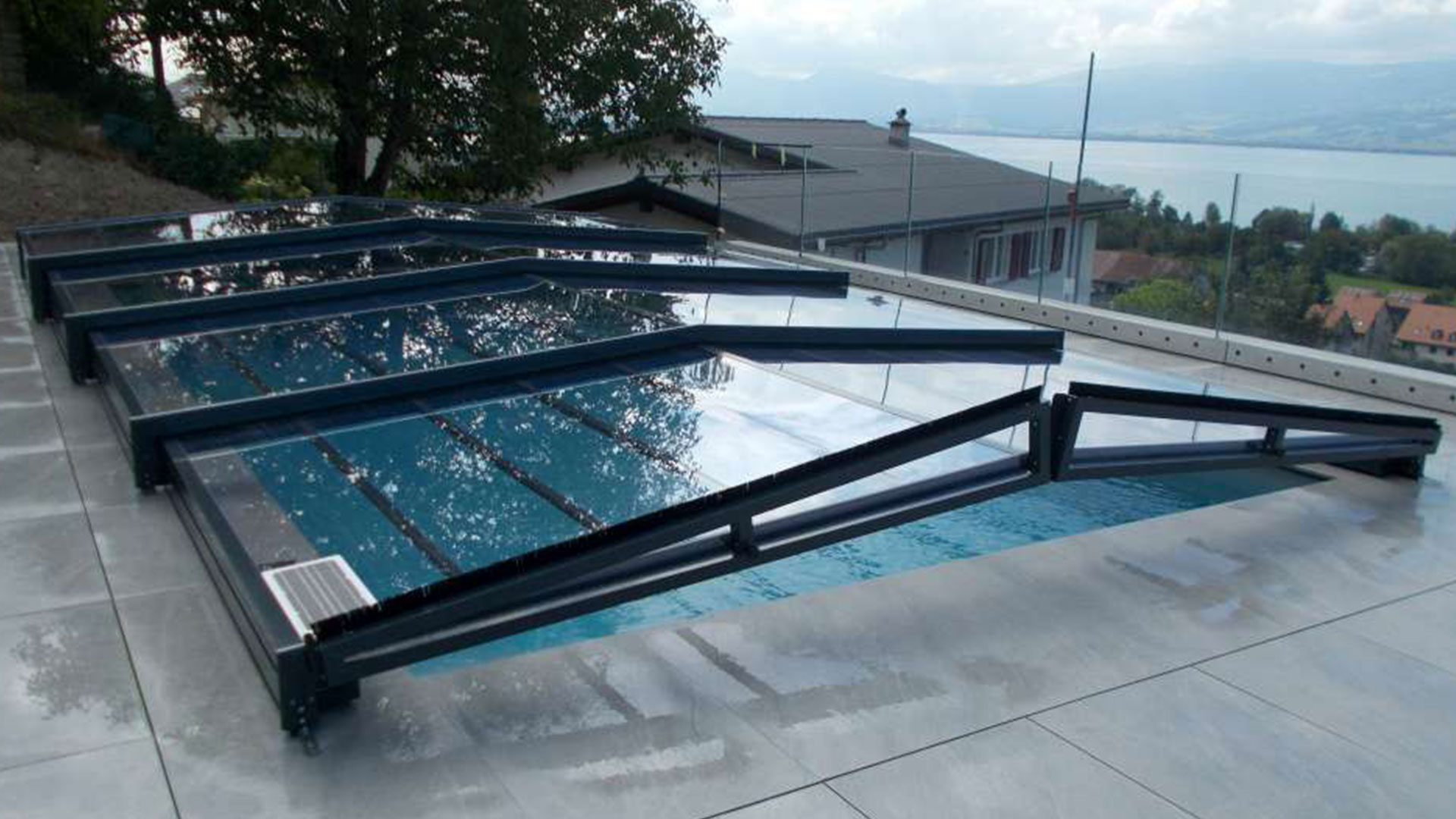 Abri de piscine ultra bas Europa 40 cm de hauteur dans jardin genevois