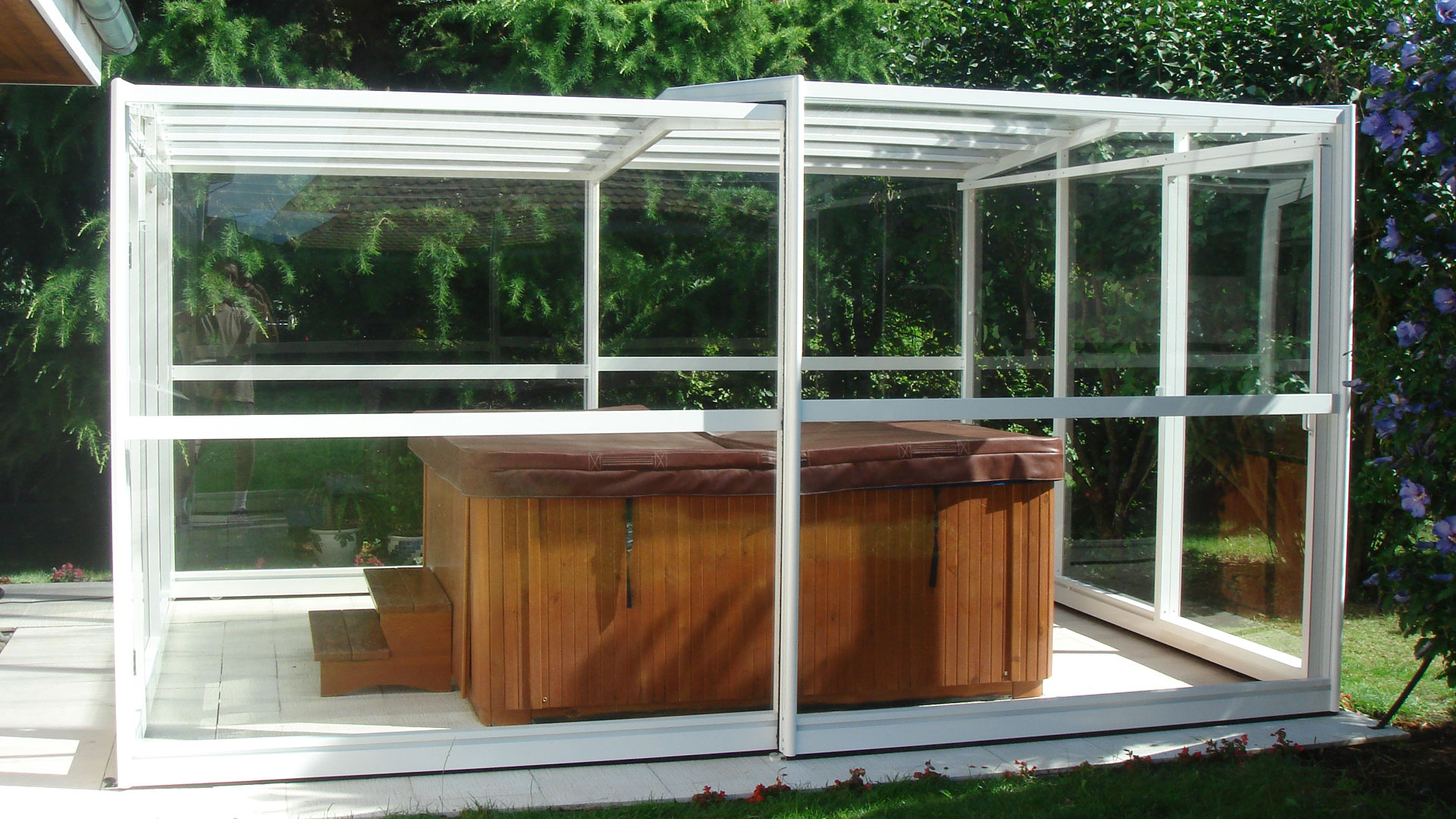 Abri de spa Europa avec portes pliables jacuzzi extérieur Genève
