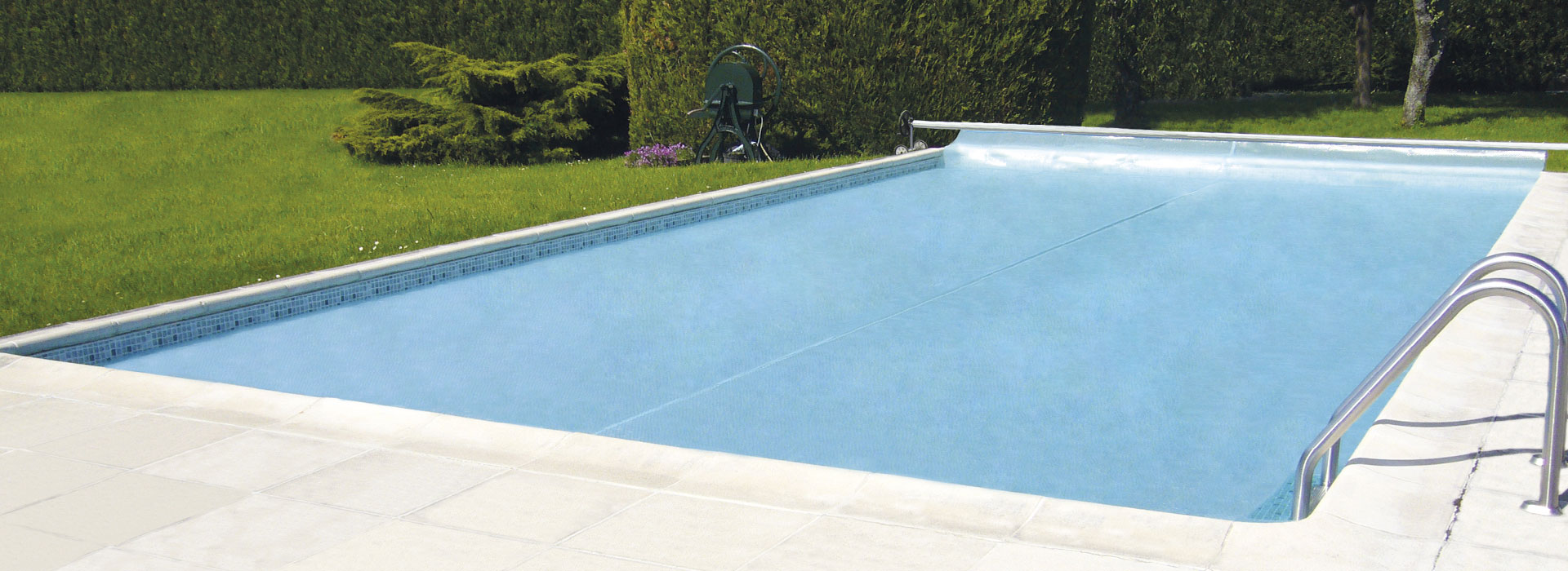 Bâche à bulles RaeGuard gris et blanc APF Pool Design sur piscine moder