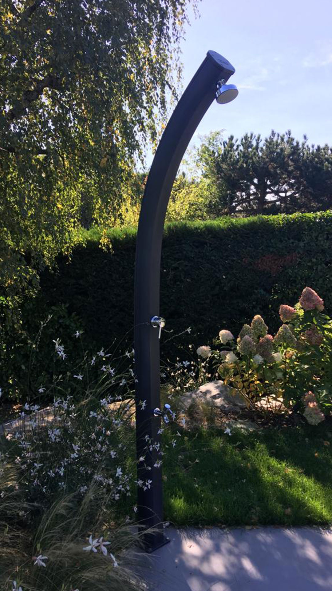 Douche-solaire-Genève-et-Vaud-par-Astro-Piscines Douche solaire Genève et Vaud par Astro Piscines