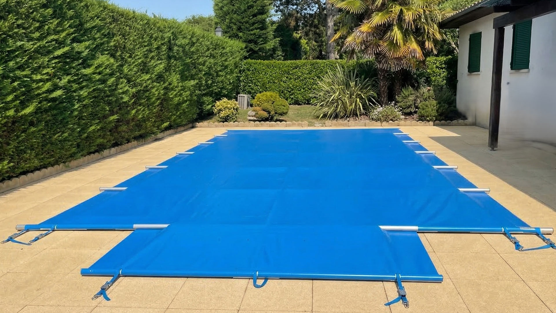 Installation bâche à barres piscine en Suisse par Astro Piscines