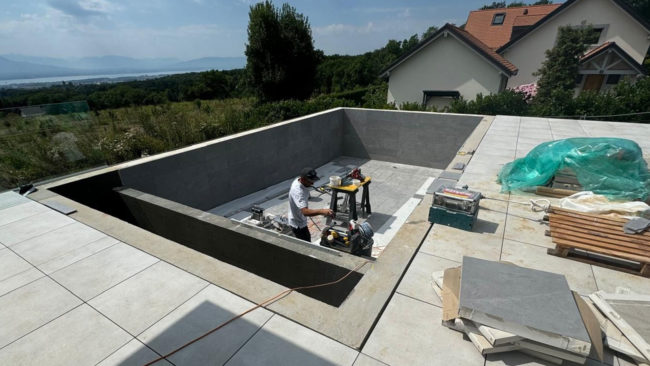 Piscine en cours de rénovation et nouveau carrelage dans le canton de Vaud