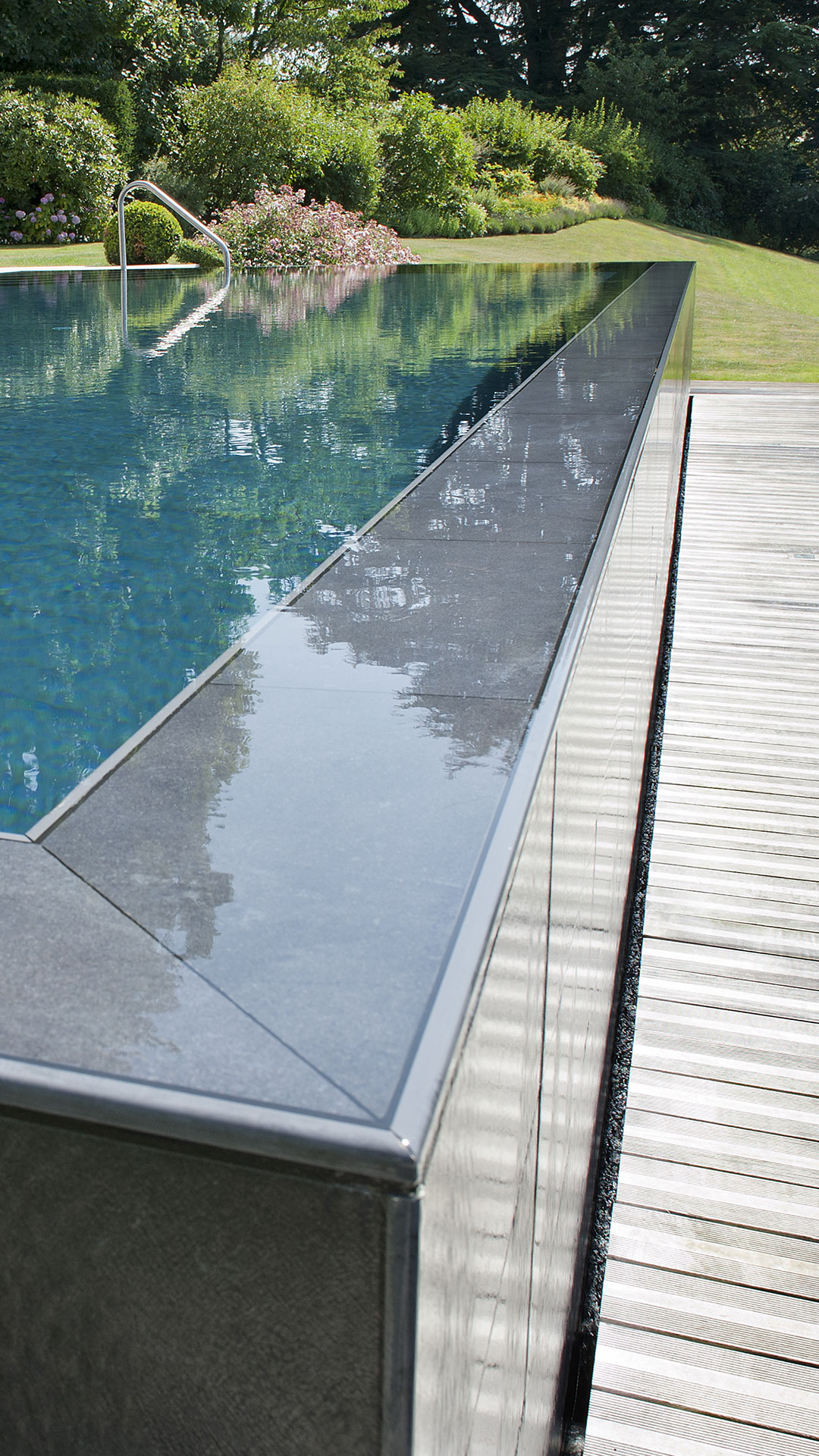 Pompe de filtration piscine et débordement par Astro Piscines en Suisse