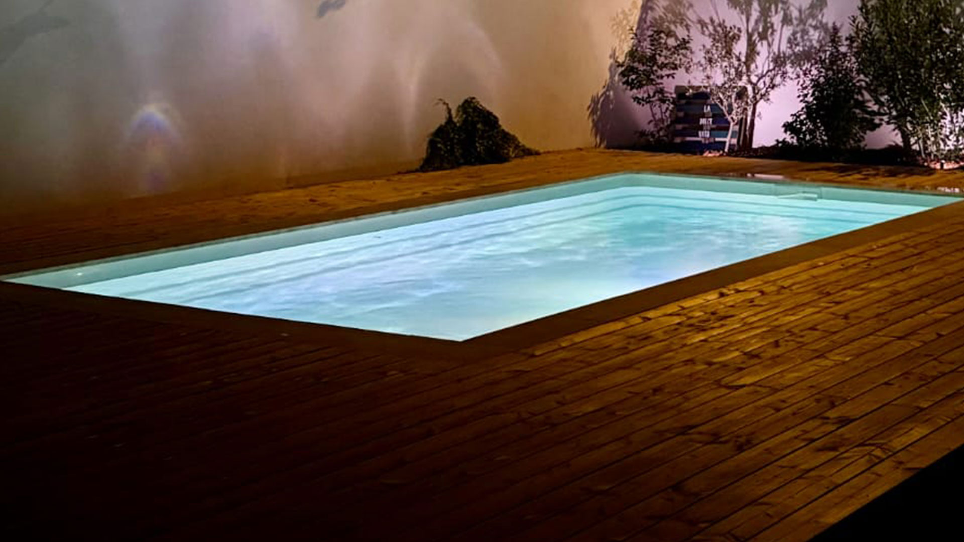 Piscine éclairée blanc froid LED nuit ambiance moderne