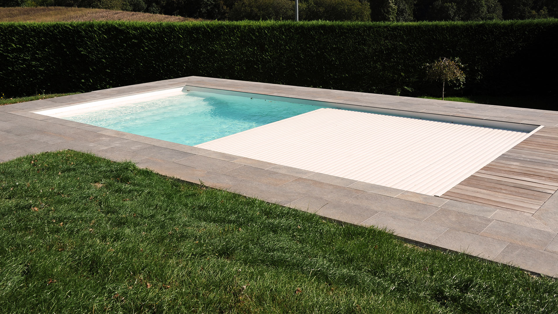 Ajout couverture automatique piscine lors rénovation piscine à Genève