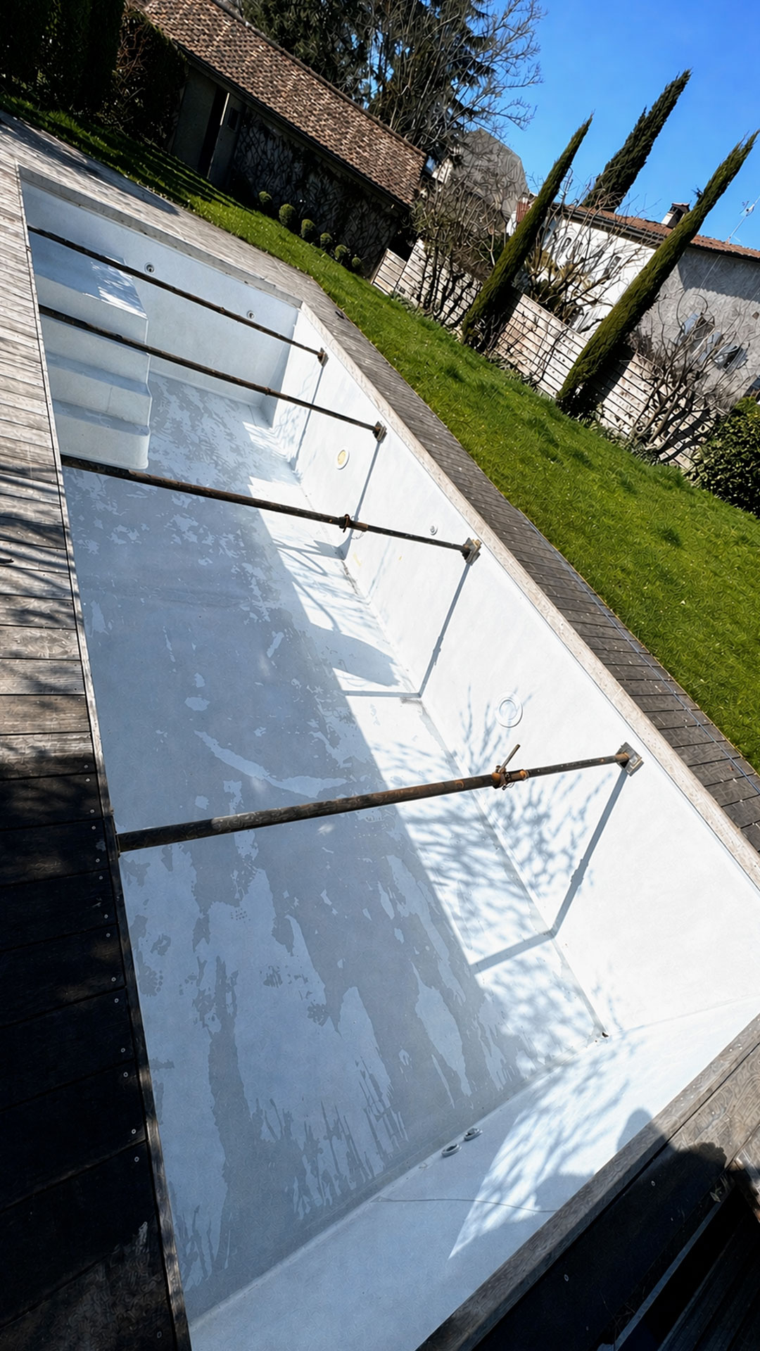 Coque de piscine polyester avec dépôts de calcaire incrustés avant polissagecanton de Vaud