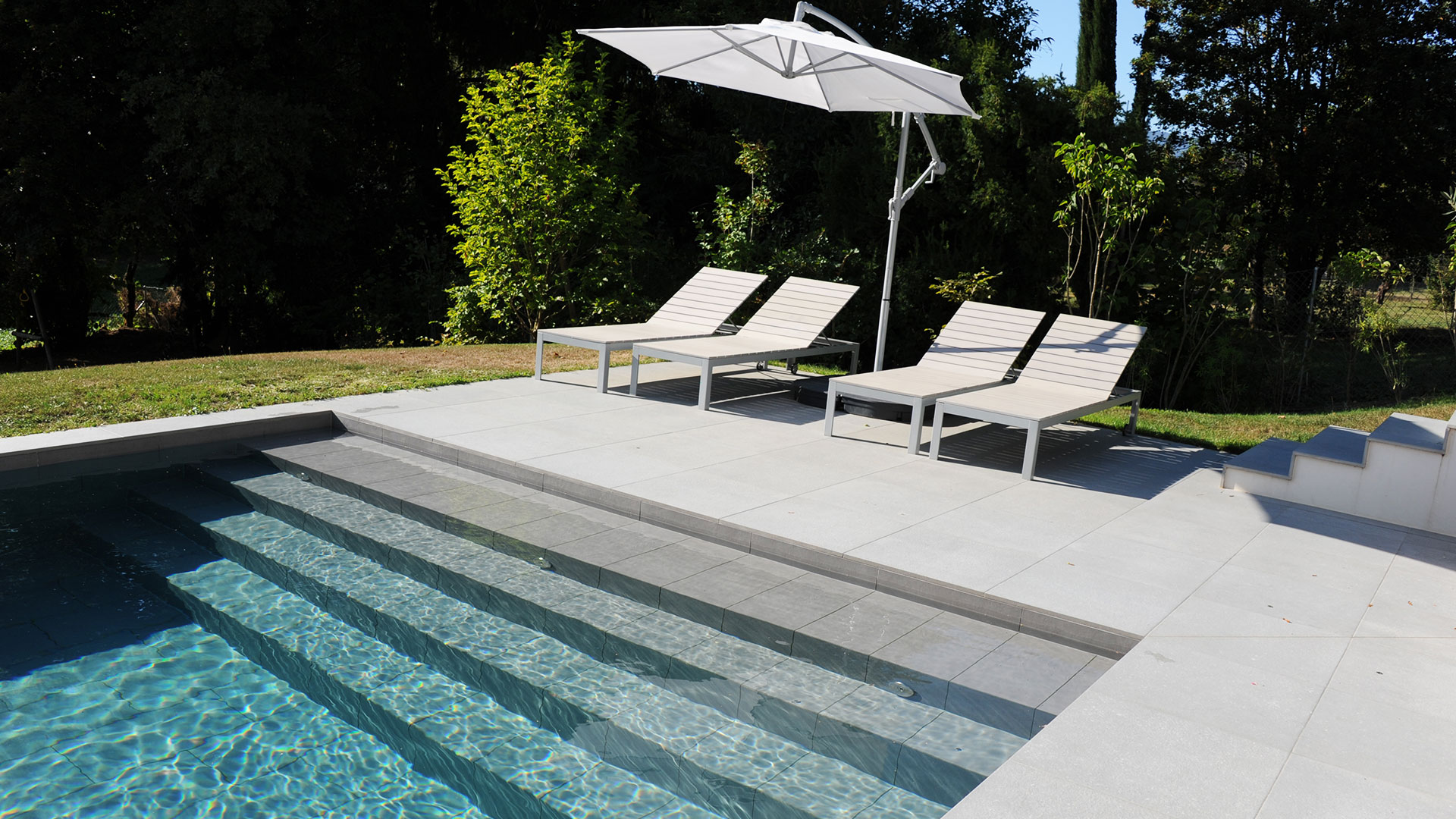 Création grand escalier dans la piscine lors de la rénovation piscine à Genève