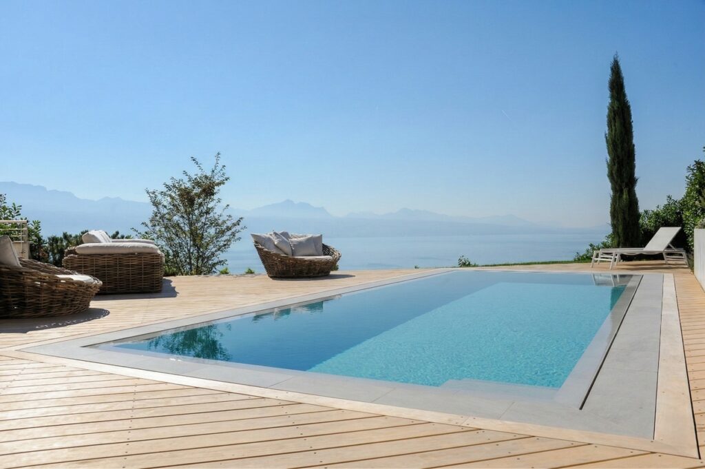 Construction piscine miroir par Astro Piscines à Lurty carrelage gris clair