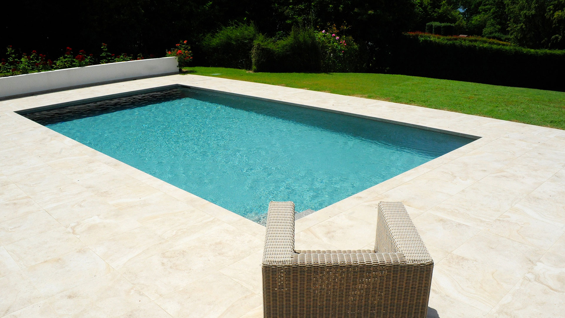 Piscine-apres-renovation-carrelage-piscine-et-terrasse-et-margelles-nouvel-escalier-et-forme-piscine-modernisee Piscine après rénovation carrelage piscine et terrasse et margelles nouvel escalier et forme piscine modernisée