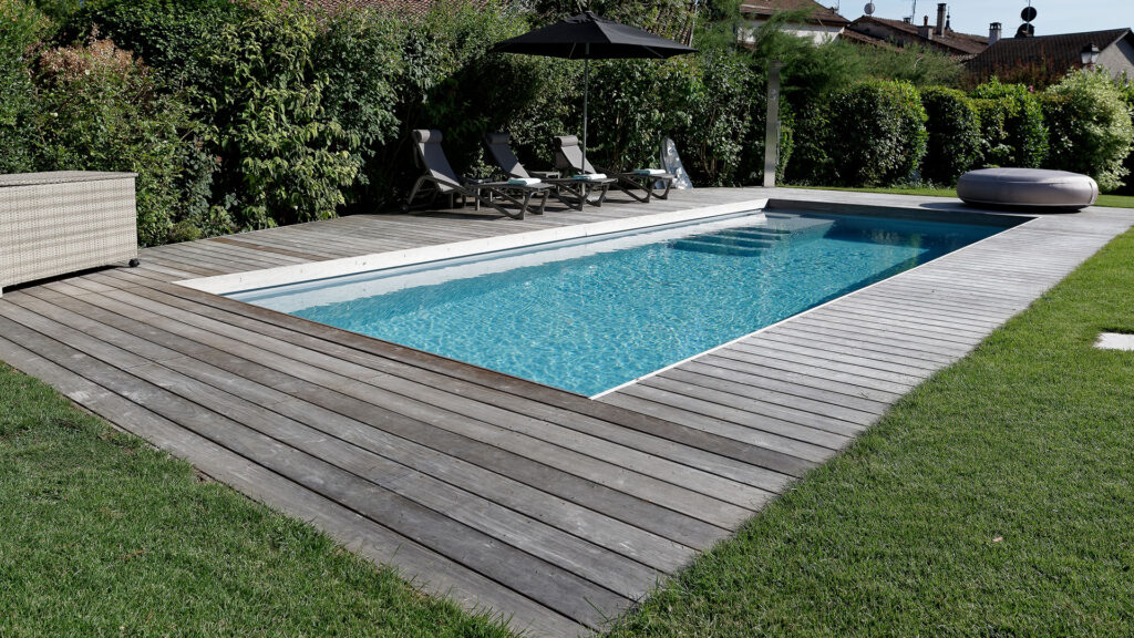 Piscine coque en polyester posée par Astro Piscines à Dardagny