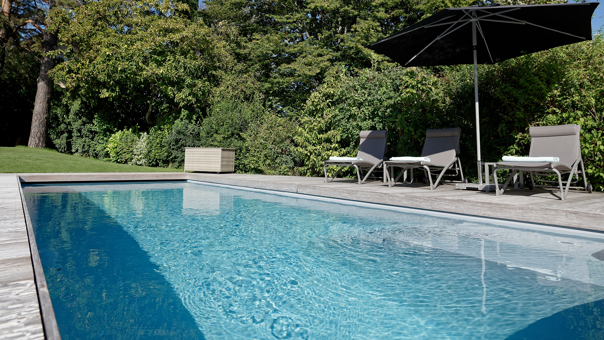 Résultat après polissage professionnel : coque piscine retrouvant sa brillance